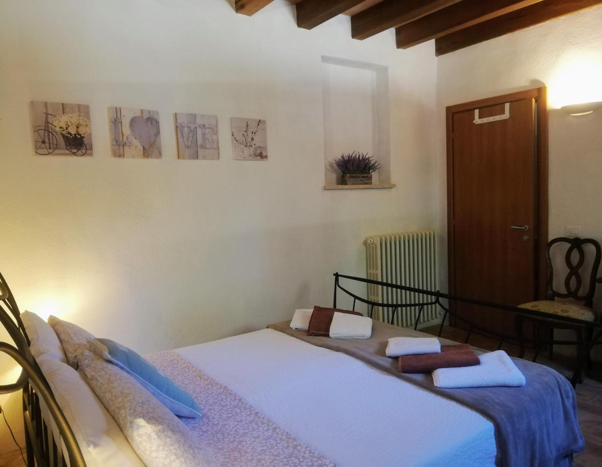 Le Ginestre Apartments Assisi Szoba fotó